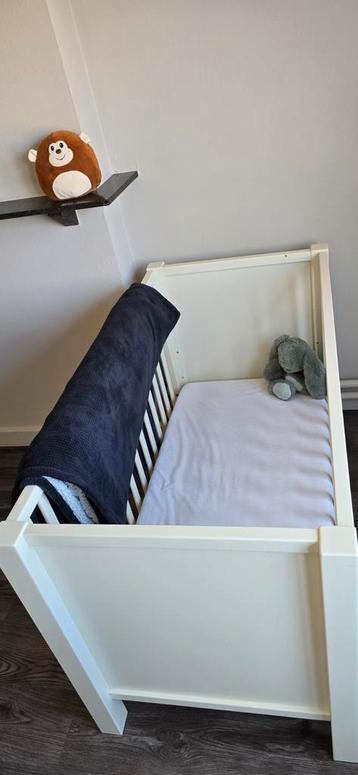 Babybedje met matras beschikbaar voor biedingen