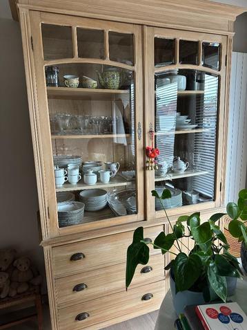 Vitrinekast  beschikbaar voor biedingen