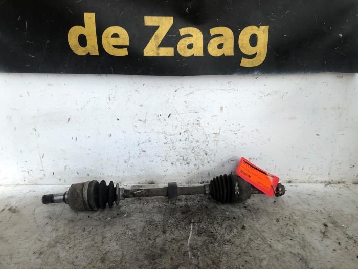 Aandrijfas links-voor van een Mazda 2., Auto-onderdelen, Remmen en Aandrijving, Mazda, Gebruikt, 3 maanden garantie, Ophalen of Verzenden