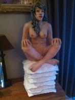 Kunstwerk dame op kussens, Antiek en Kunst, Ophalen