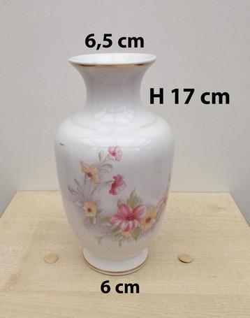 vaasje wit met bloemmotief - perfecte staat beschikbaar voor biedingen