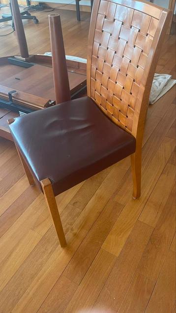 Table en bois et 8 chaises  disponible aux enchères