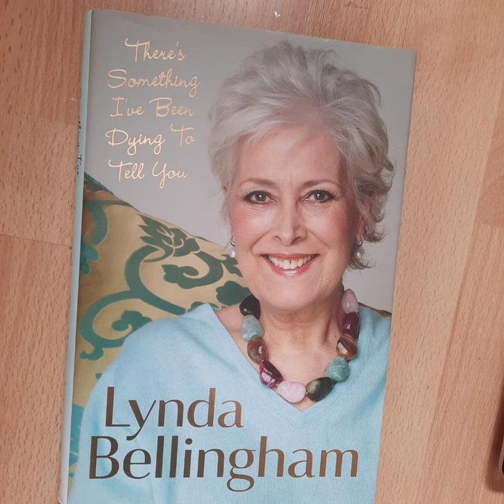 LINDA BELLINGHAM - THERE'S SOMETHING .... - ENGELS, Boeken, Biografieën, Film, Tv en Media, Ophalen of Verzenden