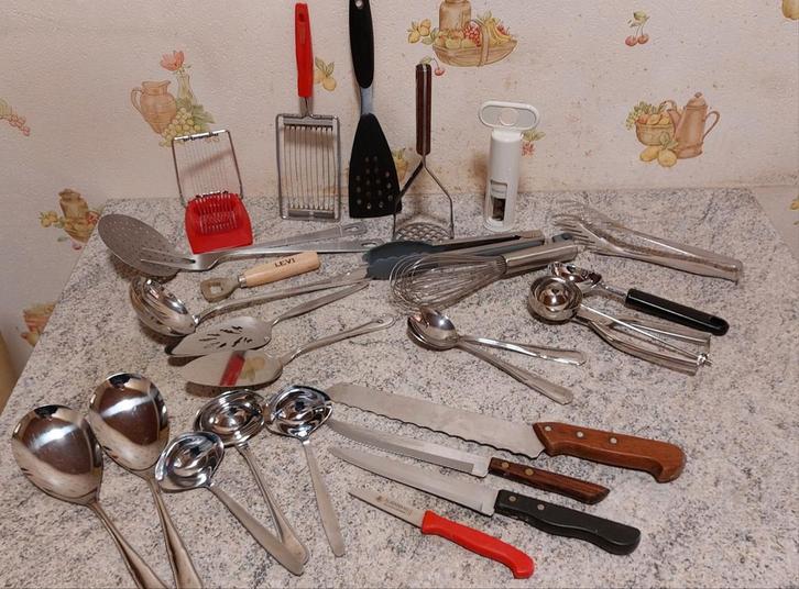 Ustensiles de cuisine dans une casserole, Maison & Meubles, Cuisine | Casseroles & Poêles, Enlèvement ou Envoi