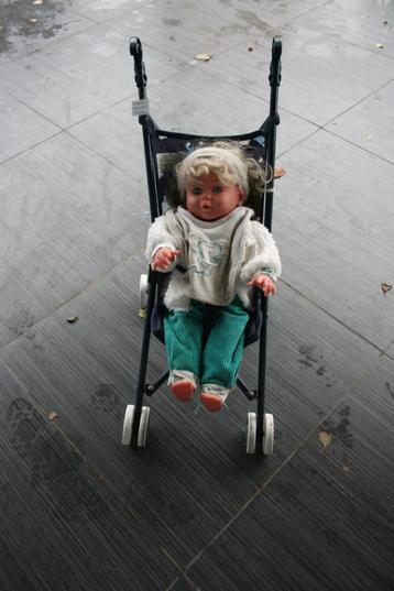 Pop met buggy beschikbaar voor biedingen