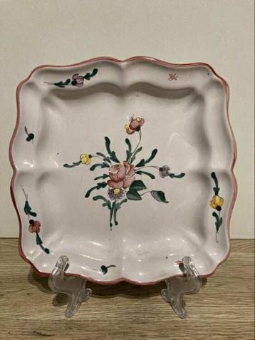 Plat carré en faience française maîtres faienciers Moustiers beschikbaar voor biedingen