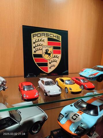 Porsche logo 1/18 beschikbaar voor biedingen