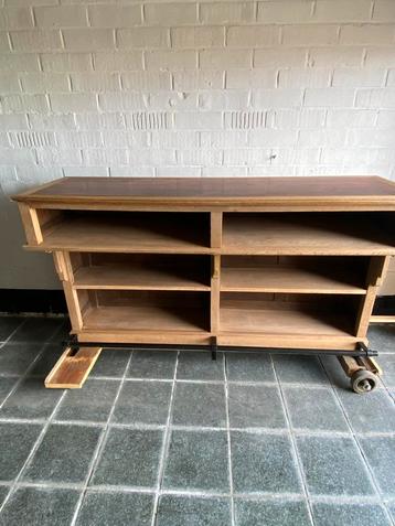 Toog - balie beschikbaar voor biedingen