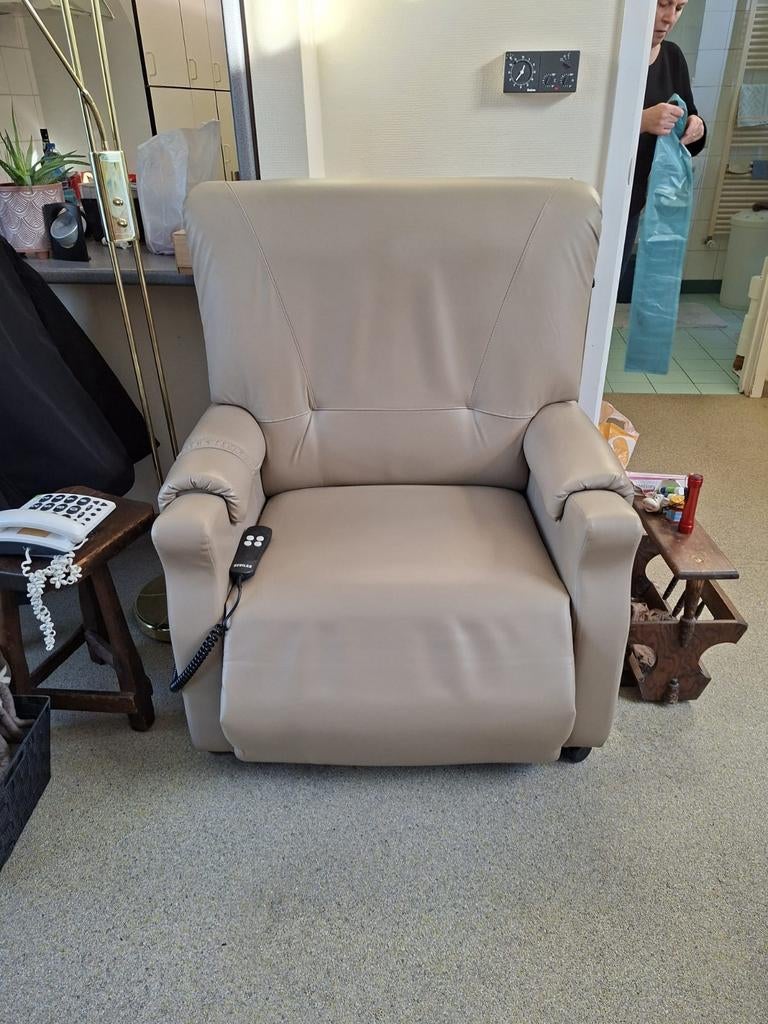 Relax zetel met sta op functie., Huis en Inrichting, Fauteuils, Gebruikt, Leer, 75 tot 100 cm, 75 tot 100 cm, Ophalen