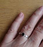 Zilveren ring en halfedelsteen (zwarte onyx)., Handtassen en Accessoires, Ringen, Gebruikt, 17 tot 18, Ophalen of Verzenden, Dame