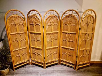 Zeer groot vintage rotanscherm beschikbaar voor biedingen