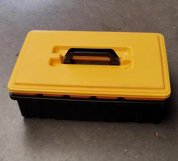 gereedschapsbak met de inhoud  beschikbaar voor biedingen