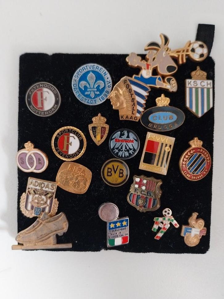 Voetbal pins vintage, Verzamelen, Speldjes, Pins en Buttons, Gebruikt, Ophalen of Verzenden