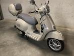 Vespa gts 125 cc  maart 2024  met 2000 km op de teller, Fietsen en Brommers, Ophalen, Zo goed als nieuw