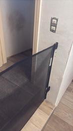 portail d'escalier noir, Enlèvement