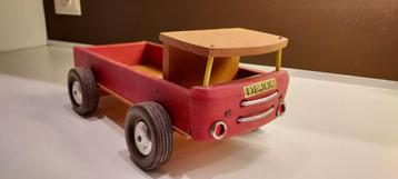 oude houten speelgoedcamion van "Dejou"