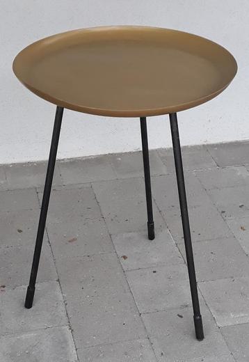Petite table d'appoint en métal. beschikbaar voor biedingen