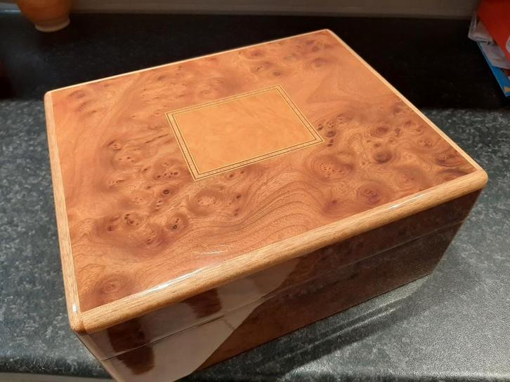 KELERMES sigarenhumidor in wortelnotenhout, Verzamelen, Rookartikelen, Aanstekers en Luciferdoosjes, Zo goed als nieuw, Ophalen of Verzenden