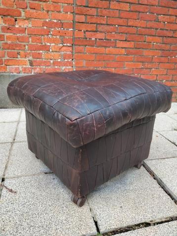1970s vintage patchwork leder poef patine beschikbaar voor biedingen