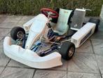 Kosmic kart met.nieuwe benzine tank en nette witte bakkenset, Sport en Fitness, Karting, Ophalen, Kart