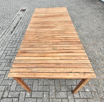 Teakentafel in nieuwstaat. 2,1m x 0,90m beschikbaar voor biedingen