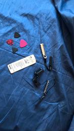 Lot de 2 capodastres, 1 accordeur et 4 médiateurs, Musique & Instruments, Comme neuf