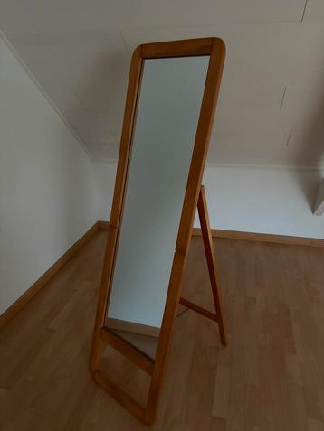 Staande passpiegel beschikbaar voor biedingen