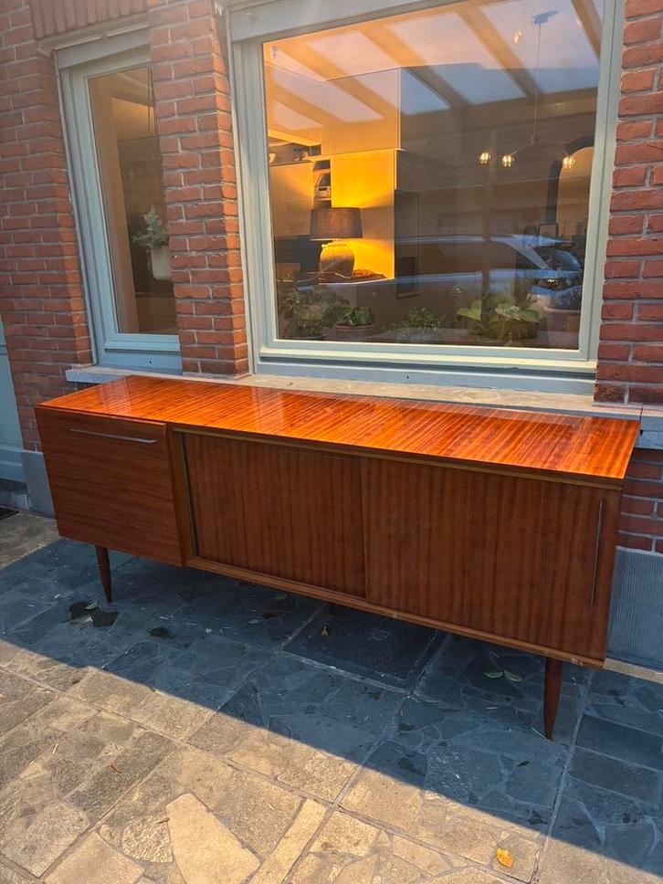 Midcentury dressoir in glanzend houtfineer, Huis en Inrichting, Kasten | Dressoirs, Gebruikt, 200 cm of meer, 75 cm of meer, Met lade(s)