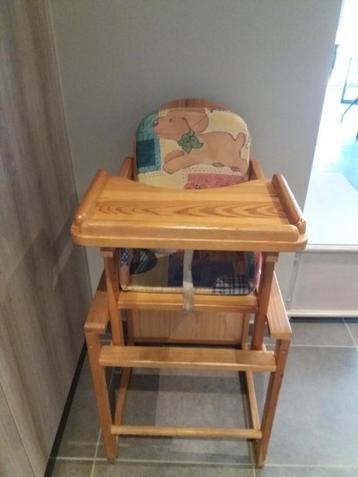 Kinderstoel met stoelverkleinertje beschikbaar voor biedingen