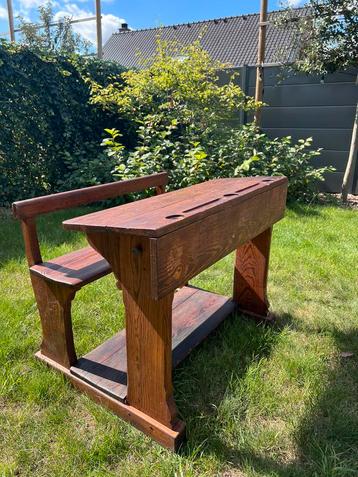 Houten schoolbank beschikbaar voor biedingen