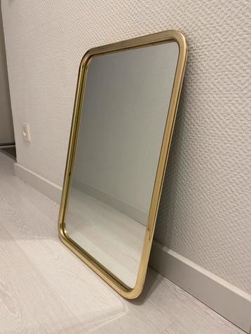 Spiegel met gouden rand beschikbaar voor biedingen