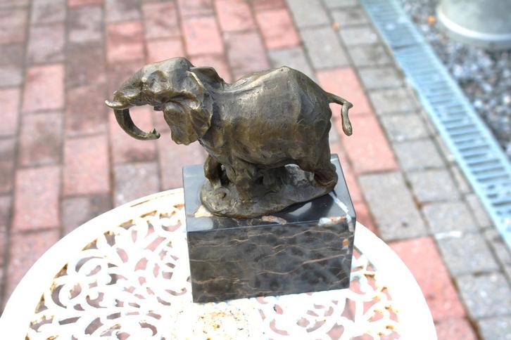 statue d un éléphant en bronze signé , BARYE ., Antiquités & Art, Antiquités | Bronze & Cuivre, Bronze, Enlèvement ou Envoi
