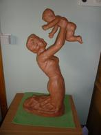 Terracotta beeld knielende mama met kind, Antiek en Kunst, Ophalen of Verzenden