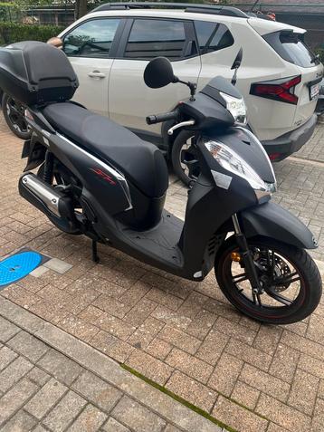 Honda SH 300i jaar 2021 met 1500 km beschikbaar voor biedingen