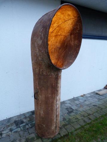 Antieke scheepsluchtschacht met lamp beschikbaar voor biedingen