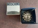 Moschino Broche, Bijoux, Sacs & Beauté, Broches, Neuf, Or, 4 à 7 cm, Enlèvement