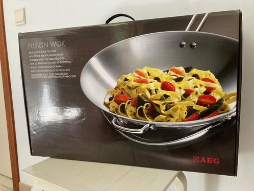 AEG Fusion wok - nieuw en ongebruikt in de verpakking, Huis en Inrichting, Keuken | Potten en Pannen, Nieuw, Wok, Inox, Inductieplaat