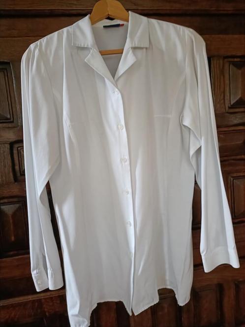 Klassieke witte blouse met schoudervullingen CICERONE T38, Kleding | Dames, Blouses en Tunieken, Gedragen, Maat 38/40 (M), Wit