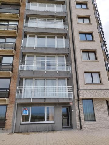 appartement op de zeedijk frontaal zeezicht 2 slaapkamers beschikbaar voor biedingen
