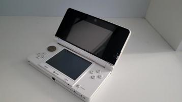 Nintendo 3DS blanche avec jeux préinstallés.