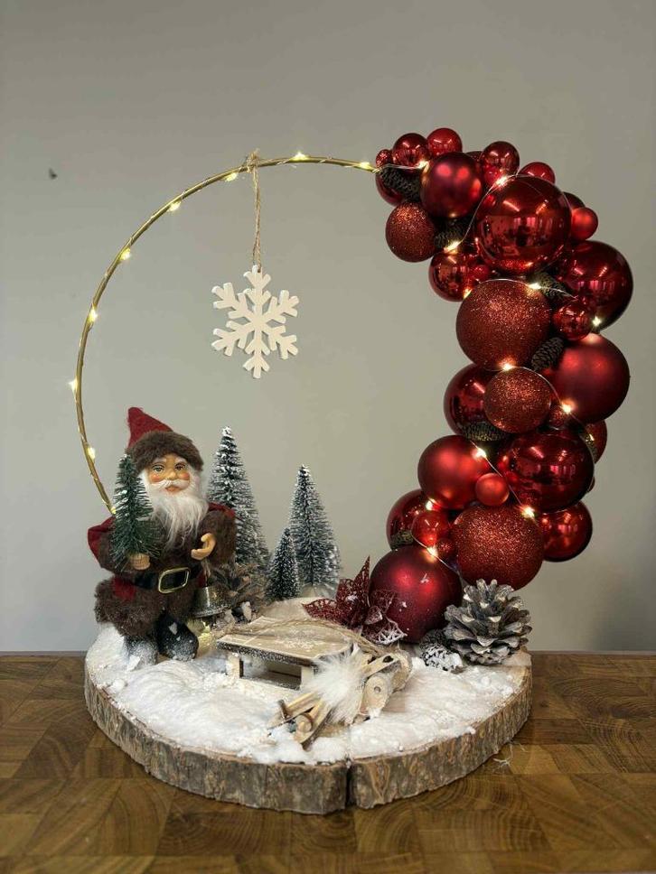 Nieuw !! Kerststuk met kerstman en slee en ski's, Diversen, Kerst, Nieuw, Ophalen