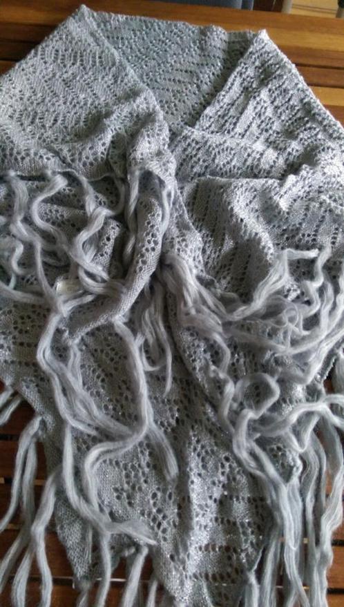 x Nieuwe grijze sjaal (zilverkleurig), Kleding | Dames, Mutsen, Sjaals en Handschoenen, Nieuw, Sjaal, Ophalen of Verzenden