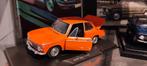 BMW 1600 Tii oranje 1968 1:24 op display met boek, Ophalen, Zo goed als nieuw