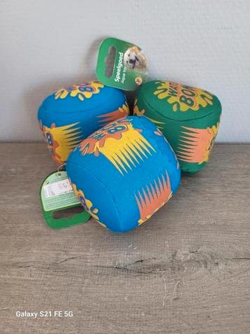 Hondenspeeltje: balletjes beschikbaar voor biedingen