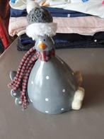 Petite poule grise avec chapeau et écharpe., Ophalen