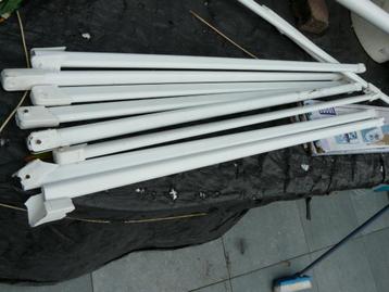 GRATIS Gerecupereerde , metalen  onderdelen van parasol beschikbaar voor biedingen