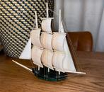 Decoratief model van een antieke zeilboot — groene glazen sc, Ophalen of Verzenden, Zo goed als nieuw