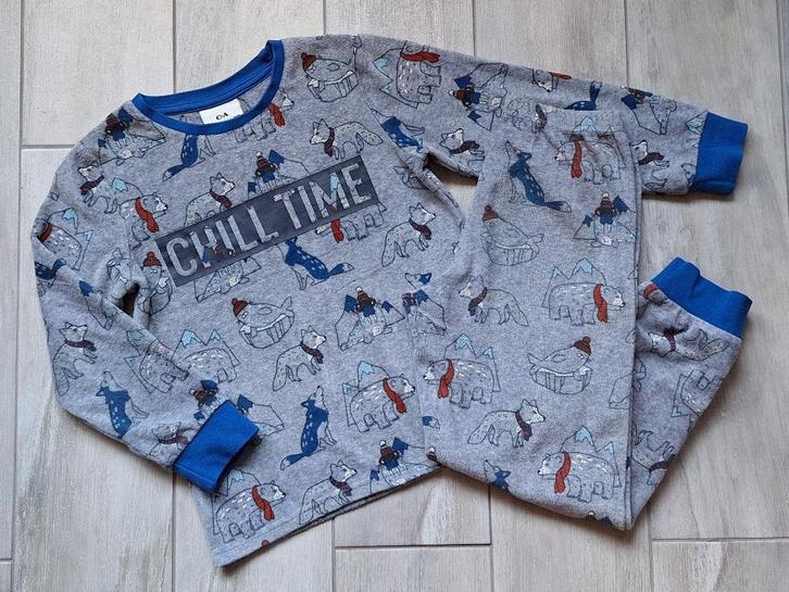 ★ M122 - Pyjama velours chill times, Kinderen en Baby's, Kinderkleding | Maat 122, Gebruikt, Jongen, Nacht- of Onderkleding, Ophalen of Verzenden