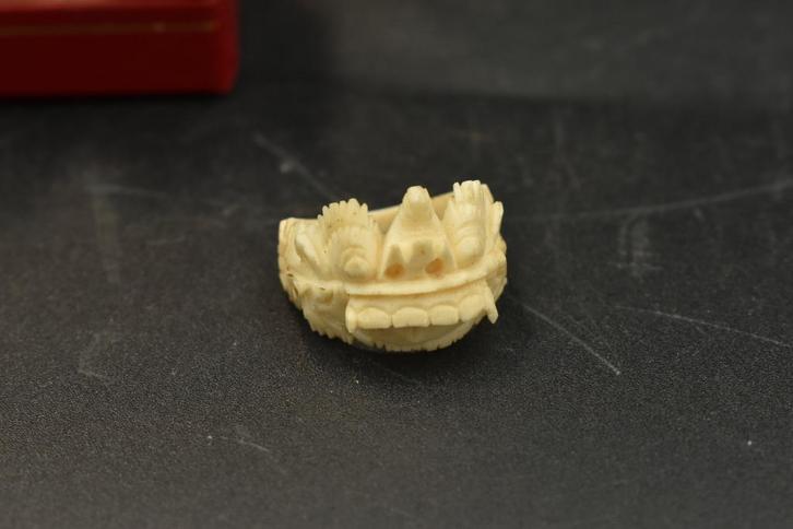 Uitgesneden beenring die een drakenkop voorstelt, Antiek en Kunst, Kunst | Niet-Westerse kunst, Ophalen of Verzenden