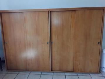 Grande armoire à portes coulissantes et colonne disponible aux enchères